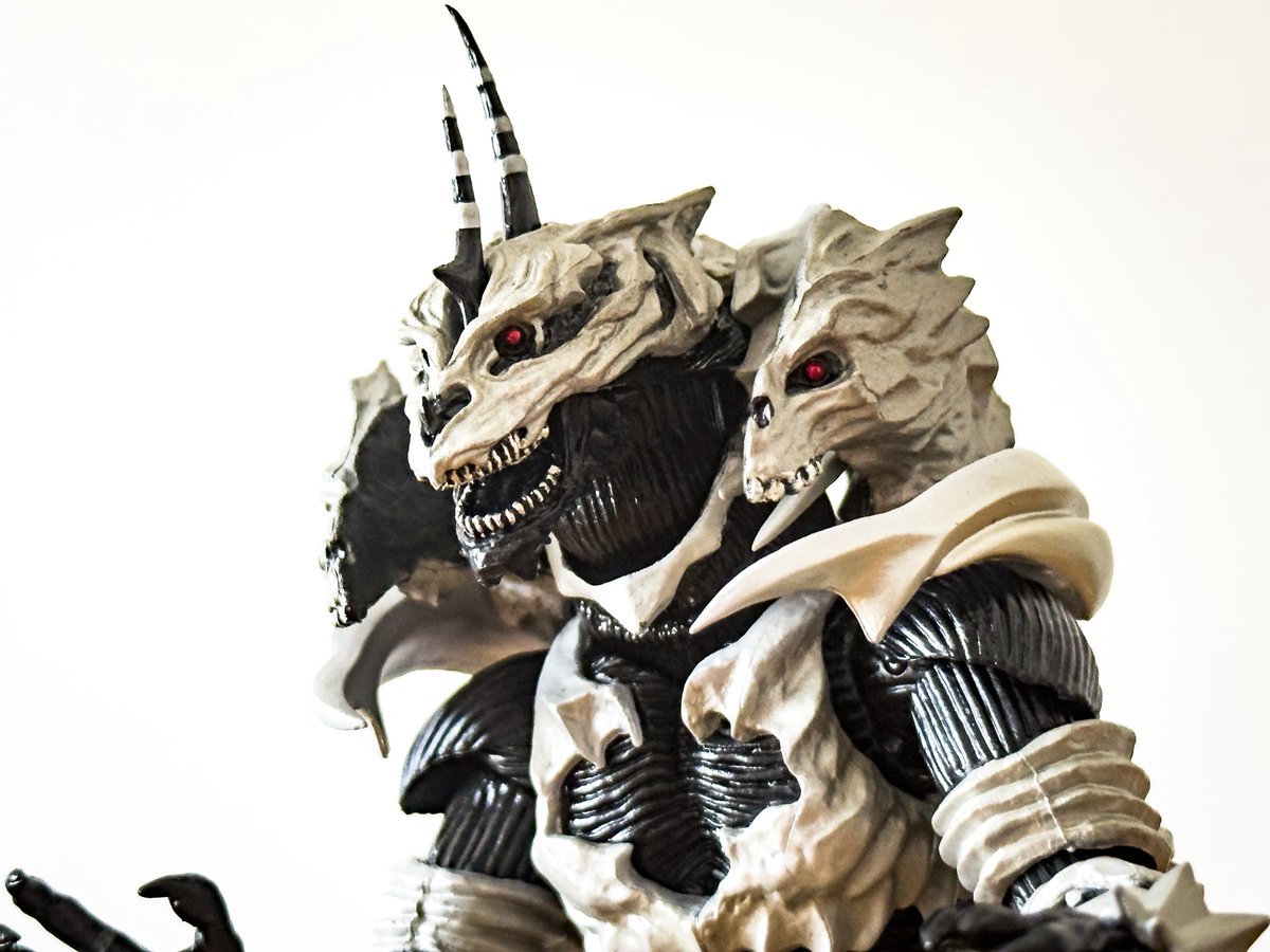 mobebeseijin's tweet photo. 届いたモンアツゴジラ2004 Heat Ray ver.の尻尾のジョイントがハマらず…😢バンダイさんに問い合わせをするとして、一緒のアップ予定だった最近話題のモンスターXをメインに！
出来もいいですが、結構バランス取りやすいのがとてもいいですね！
#ゴジラ　#モンアツ　#SHMA  #godzilla https://t.co/1daD4duEZD