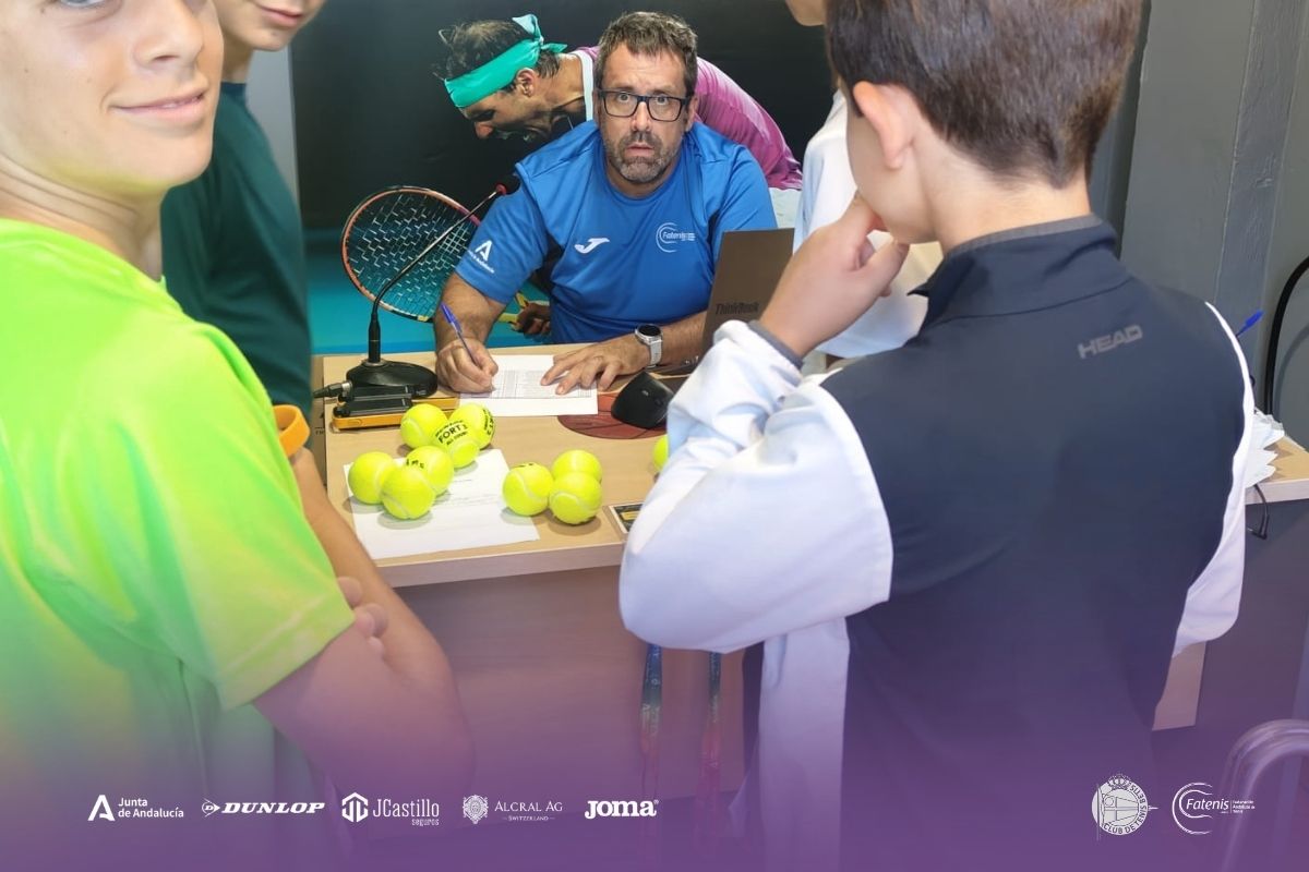 fattenis's tweet photo. 🎾 MUCHO MÁS QUE UN CAMPEONATO

Detrás de cada partido, cada punto y cada victoria…
hay un equipo entero haciendo que todo sea posible

#tenisandalucía @ClubTenisBetis 

@Deporte_Andaluz https://t.co/rwjZOUGdAa
