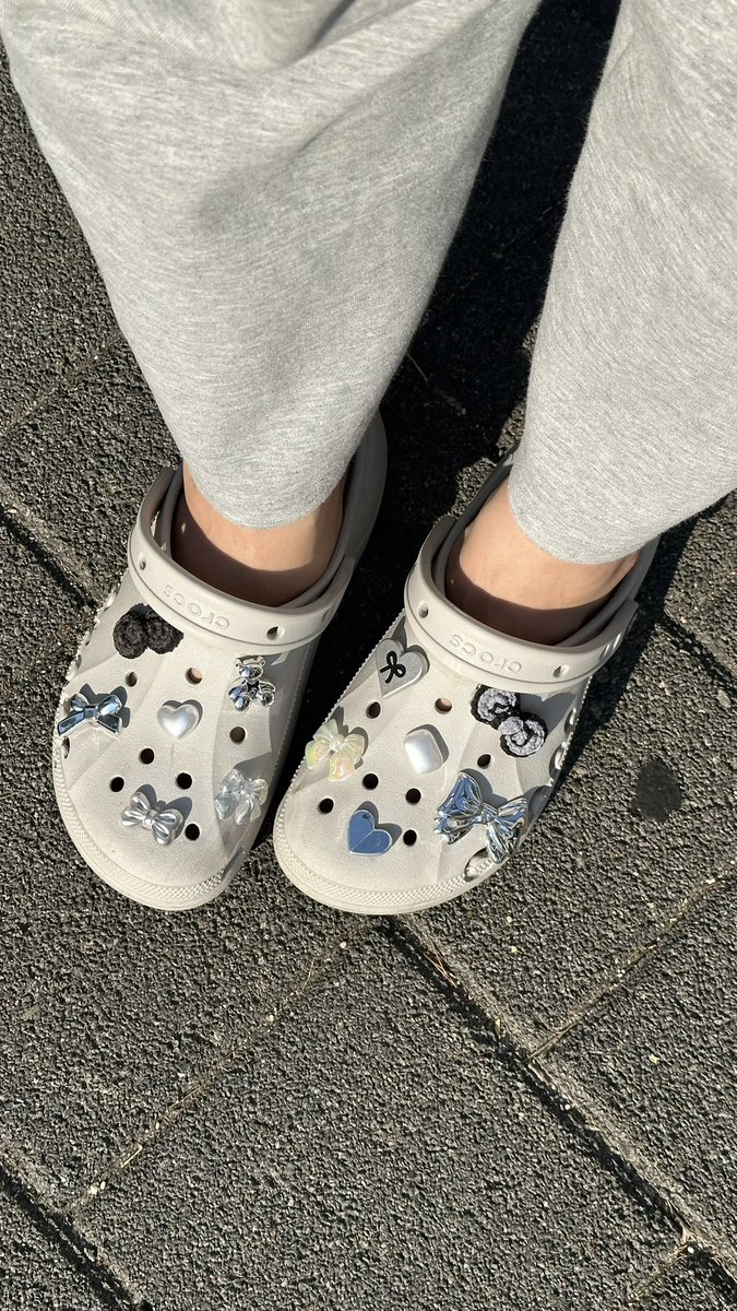leekakaknitting's tweet photo. 저..지비츠 왜 다는지 이제 알아요..
회색 크록스가 좀 애매해서 마음에 걸렸는데(올해 크록스 첨 사봄)
아 이거구나 https://t.co/YXAchFabwx
