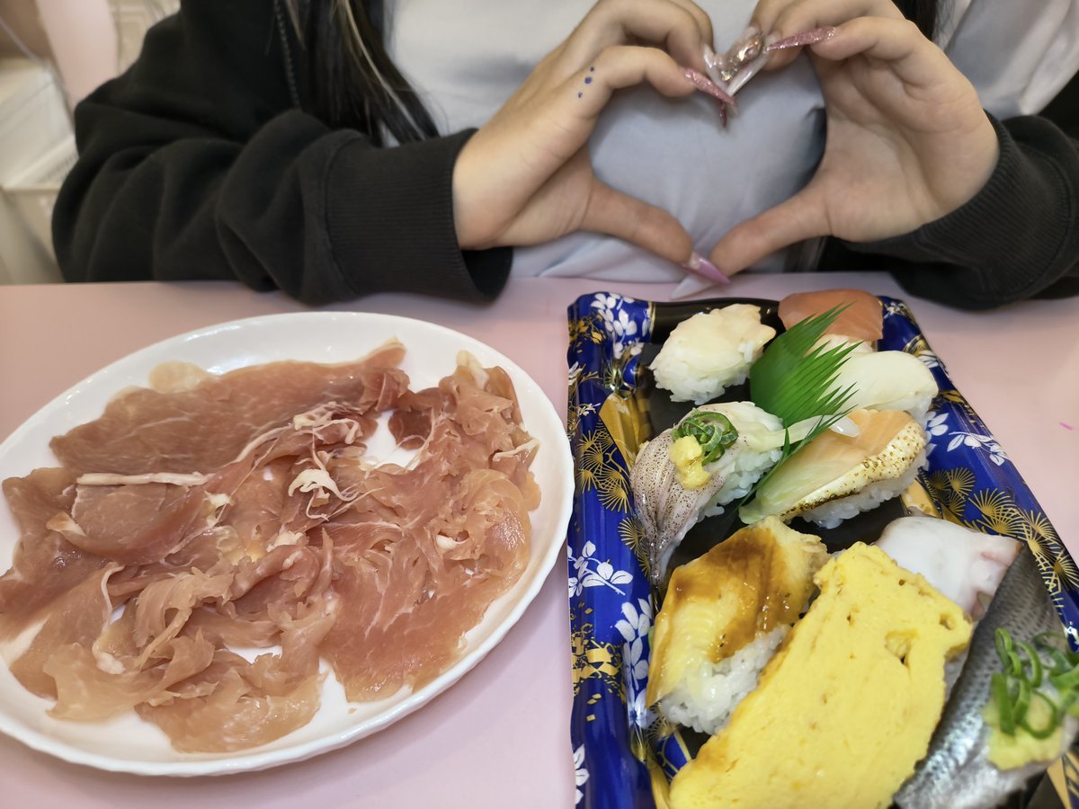 beri_2_3's tweet photo. 昨日は、とあるコスを着用してくれるというのでTiaraへ
約束してたコはノーショウだったけど、別の２人がそのコスだったので大満足
上から降りてきてたにゃもさんに見つかってしまい、月に登ったけど満席というオチでしたね https://t.co/FbZ5jclMl5