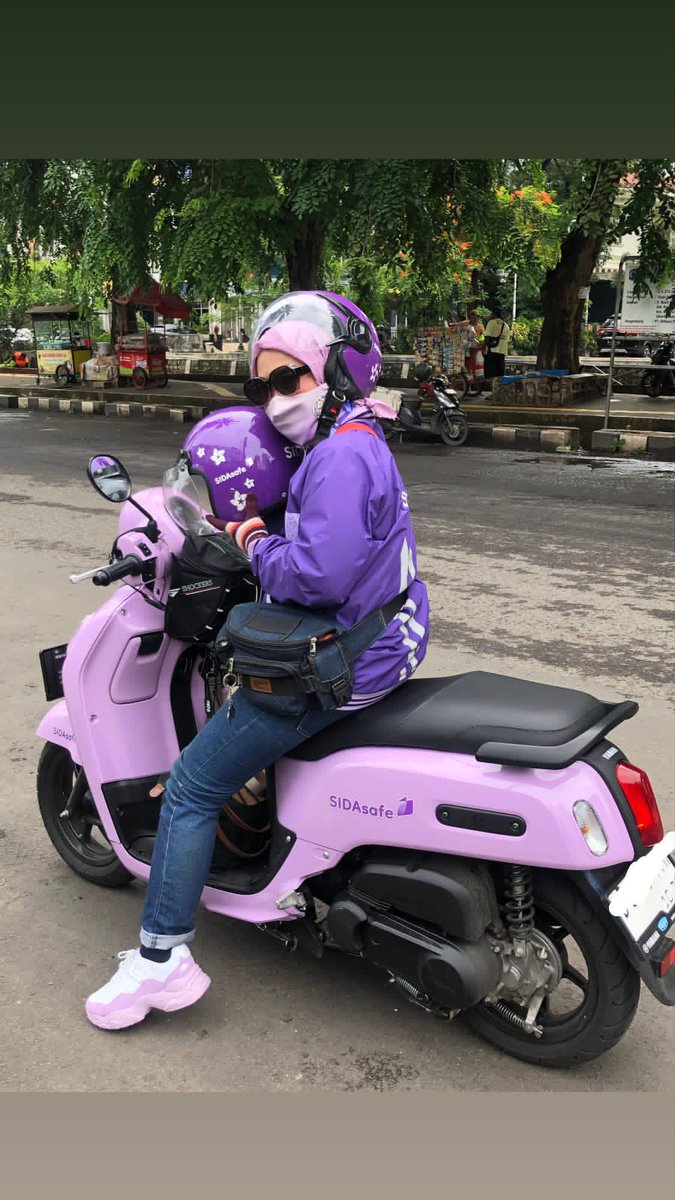 KapudS640's tweet photo. Guys, boleh bantu aku viralin mamaku?Mamaku sekarang gabung jadi driver perempuan di aplikasi Sida Safe, aplikasi khusus perempuan, ibu & anak.

Jujur aku happy lihat mamaku punya kesibukan baru ini, karena mamaku tuh emang tipe org gabisa diem di rumah

She’s literally 50+ tapi energinya kaya anak muda hobinya jalan, motoran, ngobrol sama orang, dan selalu cari aktivitas baru. Tipe orang yang kalau disuruh diem di rumah malah bete sendiri.

CC:threadsellaptr