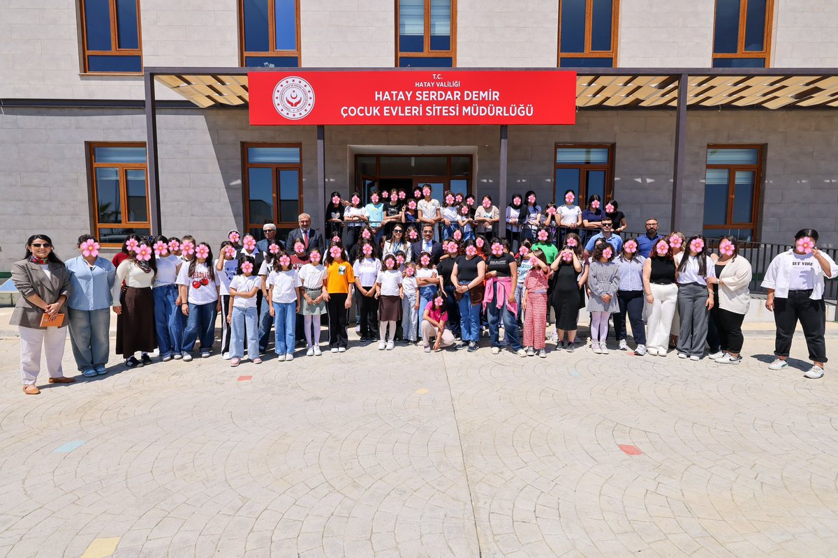 HatayValiligi's tweet photo. 🇹🇷 Bayramın En Güzel Hâli, Çocuklarımızın Gülümsemesidir.

📌 Valimiz Mustafa MASATLI ve eşleri Esra MASATLI Hanımefendi; Kurban Bayramı dolayısıyla Antakya Serdar Demir Çocuk Evleri Sitesi’ni ziyaret ederek Devletimizin himaye ve şefkati altında bulunan çocuklarımızın bayram sevincine ortak oldular.

📌 Çocuklarımızın içten gülümsemeleriyle anlam kazanan ziyarette Valimiz ve eşleri Hanımefendi; bayramların sevgi, merhamet ve dayanışma duygularının en güçlü şekilde hissedildiği özel zamanlar olduğunu ifade etti. Çocuklarımızın huzurlu ve umut dolu bir geleceğe hazırlanmasının büyük önem taşıdığını belirten Valimiz, her çocuğun ilgiyle, şefkatle ve güven içerisinde büyümesinin en temel sorumluluklardan biri olduğunu vurguladı.

📌 Gönüllerin birleştiği, sevgi ve şefkatin paylaşıldığı ziyarette Valimiz ve eşleri Hanımefendi, özveriyle görev yapan personelimizin de Kurban Bayramı’nı kutlayarak çalışmalarında kolaylık ve muvaffakiyetler temennisinde bulundu.

📍 Antakya / HATAY