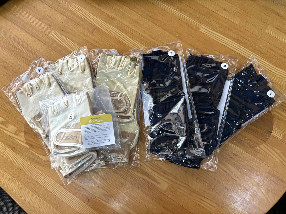 Musicmart_2's tweet photo. こんにちは！
新シーズンに向けての準備はいかがでしょうか？
当店人気の
👟Grip motion（マーチングシューズ）
🧤hyper Catch Emotion（カラーガード用グローブ）
は現在、在庫潤沢にございます！
皆様のご来店・ご注文お待ちしております😊 https://t.co/qqQhc53aF9