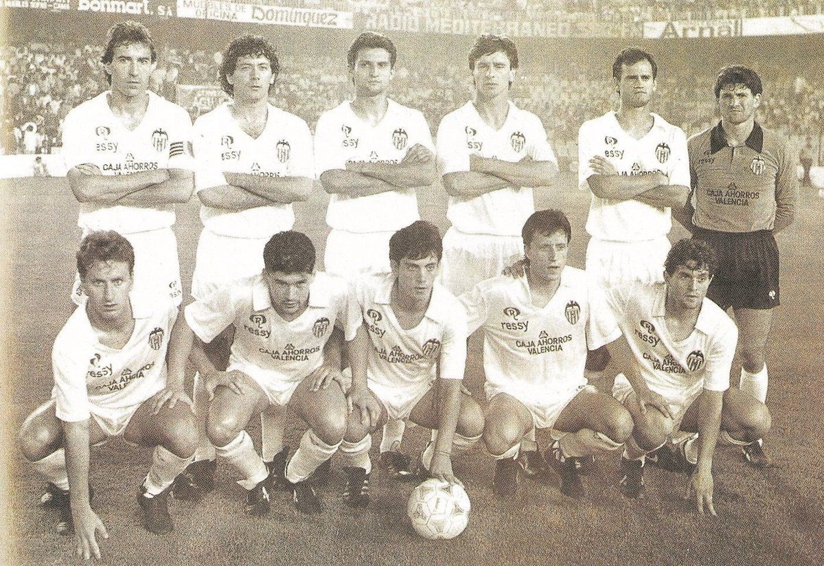 Valencianisme83's tweet photo. 🤍🦇Los héroes del ascenso el 30 de Mayo de 1987.

@Arias4Ricardo, Subirats, @irrepetibles_es, Bossio, @10fernandogomez, @FisioSempere;
 Arroyo, Alcañiz, Quique, Fenoll y Revert.

#ValenciaCF https://t.co/cpCkVOND0Q
