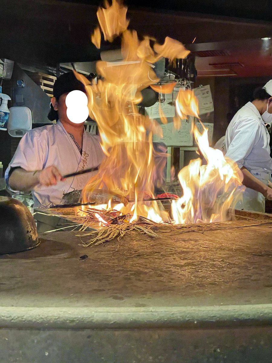 ebisawade's tweet photo. 金曜日、19時麻布十番。目の前で焼いてくれる、藁焼きの鰹のタタキがブリブリで美味すぎる。お酒止まりません https://t.co/9pJIrBPK8K