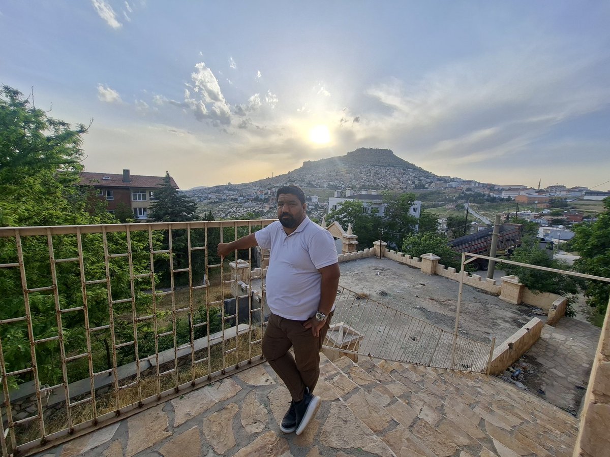 lmaz484's tweet photo. Arkamda Mardin, karşımda sonsuzluğa uzanan Mezopotamya...

Bu kadim şehrin taşlarında tarih, ufkunda umut, yüreğinde ise binlerce yıllık insan hikâyeleri saklı. Bugün bir fotoğraf karesine sığan şey aslında bir şehir değil; medeniyet, aşk ve özlemin kendisiydi.

Bazı şehirler gözle görülür, bazıları ise kalple hissedilir... Mardin, ikisini de aynı anda yaşatan eşsiz bir sevdadır. ❤️🏛️
#mardin #türkiye #Mezopotamya #TarihteBugün