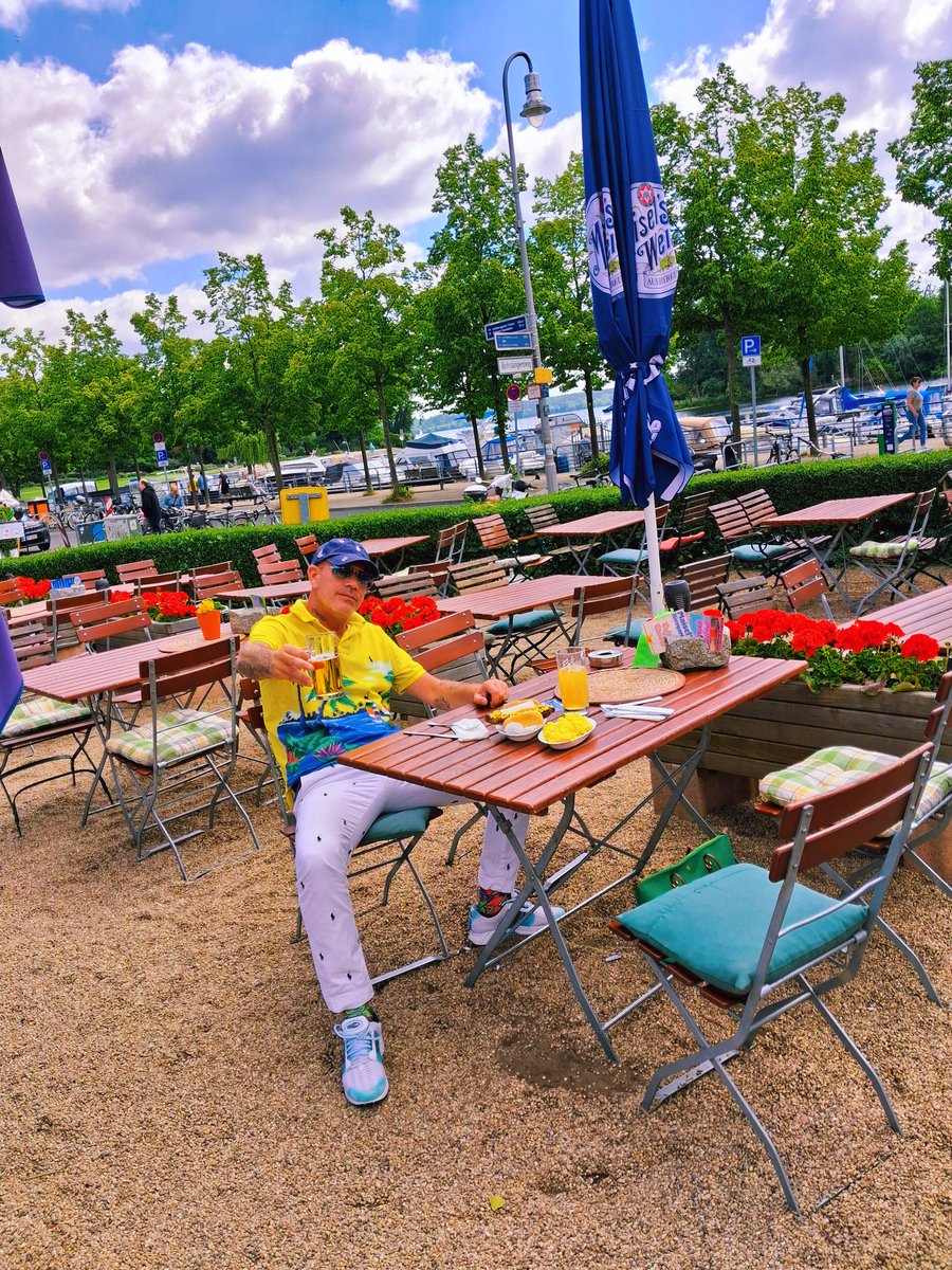 OliverSKBerlin's tweet photo. Immer noch ein echter Geheimtipp. Hier im wunderschönen, idyllisch gelegenen #Kladow ⛵️🏞 an der Havel hat man noch normale Menschen um sich herum und damit seine Ruhe. Traurig, dass man bestimmte Ecken in Berlin inzwischen meiden muss. Euch allen einen schönen Sonnabend 🌞🍻🌭😘.
#Spandau @BZSchupelius 👇