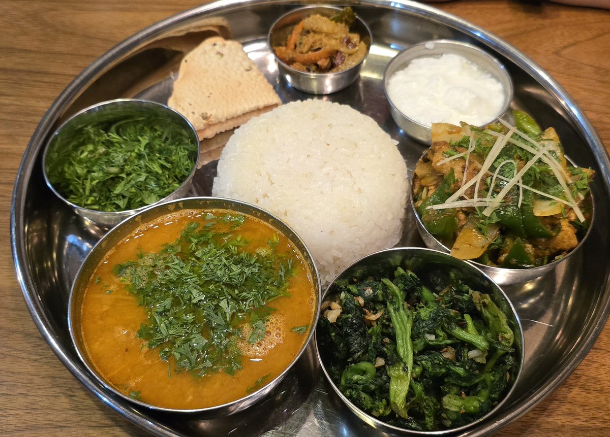 currymemorandum's tweet photo. ドティさんの畑で収穫されたパクチの新芽がふわふわ。追いパクチのカトリものせてくれました(笑)
調理に欠かせないブラックソルトのことを教えてもらい、その奥深い味わいと硫黄の香りにびっくり。ヒマラヤってすごい👀❗
#ネパール料理
#チョウミン
#まかないプレート
#グリーンガーデン
#奈良市富雄 https://t.co/5FxTzHZ7MB