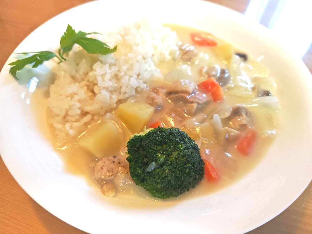 Magigreen_DC's tweet photo. 今日のメインは「濃厚クリームシチュー」です✨ カレー用のいつもの具材（玉ねぎ・人参・じゃがいも）に鶏もも肉とマッシュルーム・ブロッコリー入り🥰　市販のルーだと物足りないので塩2つまみとホワイトペッパー5振りでご飯が美味い😋
#おうちごはん  
#クリームシチュー
#料理好きな人と繋がりたい https://t.co/1IJ7BEqX3I