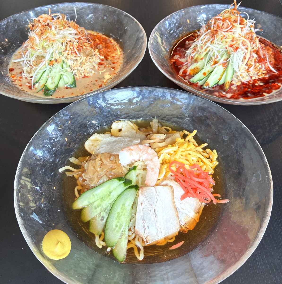 kourakuen_pr's tweet photo. 幸楽苑の夏の定番「冷やし3品勢ぞろい」
少し汗ばむ日は冷たい麺でスッキリ✨

🟡さっぱり王道【冷やし中華】
🟠マイルド濃厚【冷やし担担麺】
🔴旨辛な味わい【冷やし麻辣担担麺】

みなさんはどれを選びますか？

#幸楽苑 #冷やし中華 #冷やし担担麺 #冷やし麻辣担担麺 https://t.co/BDtNBNK9dR