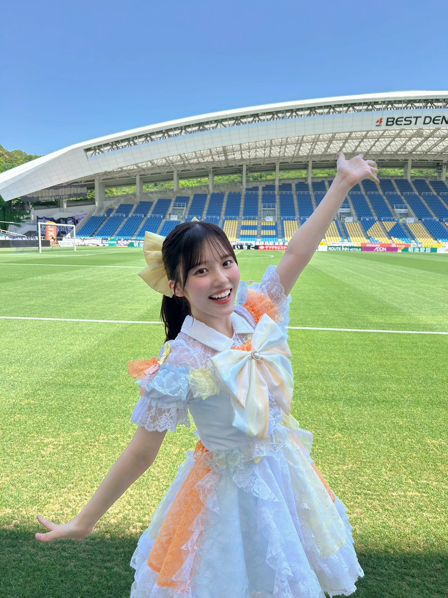 nana_KLS0404's tweet photo. 『明治安田 J1百年構想リーグ プレーオフ第1戦』
ありがとうございました！⚽️🔥

 KAWAII LAB. SOUTH の
松田 奈々（まつだ なな）です︎︎︎︎︎☺︎

貴重な経験をさせていただき感無量です…💙✨
楽しかったーーーーーー！！！！

#アビスパ福岡 @AvispaF 
#カワラボサウス  #松田奈々 https://t.co/2rwIbA5C9m
