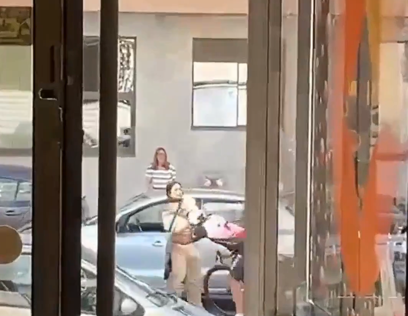 isoleitor1's tweet photo. @libertaddigital Al principio del video es ella quien le agarra al ciclista con su coño moreno, tirando de el, mientras el incluso se ve perfectamente que sigue montado en la bicicleta. ¡Si tienes coño para agredir, tienes que tener coño para defenderte! Aqui se ve como tira de el perfectamente. https://t.co/4IxX8E64oA