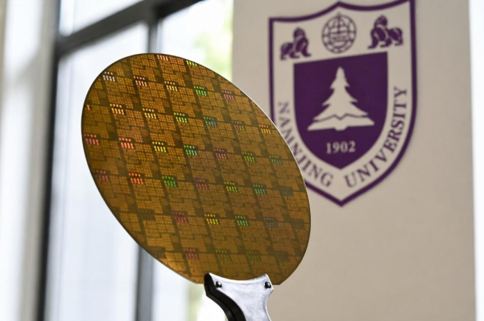 NJU1902's tweet photo. #NJU research team, led by Professor Wang Xinran and Associate Professor Qiu Hao from the College of Integrated Circuits, in collaboration with Suzhou National Laboratory and Huawei Technologies Co., Ltd., has successfully developed the Mengqi-1000: the world's first molybdenum disulfide-based multi-bit parallel microprocessor.

Mengqi-1000's transistor integration density sets a new record among emerging non-silicon digital circuits. This achievement marks that China's research on two-dimensional semiconductors has entered a new stage of integration with industrial production lines. 

The achievement was published in Nature Electronics @NatureElectron on May 26, 2026: https://t.co/25c3vEL6ic

#NJUresearch