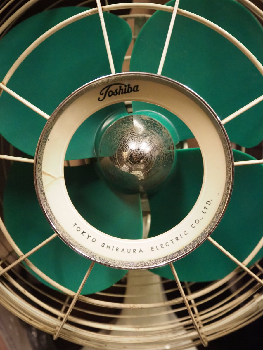 antiqueYAMAMOTO's tweet photo. 【日本の夏を感じる商品のご紹介🌞】
東芝製アンティーク扇風機　〈使用可〉￥12,000（税込）
社名が東京芝浦電気株式会社の時代の扇風機。
優しい水色のボディと大きくて丸いダイヤルが可愛らしい。
日本の夏の風物詩ともいえる昭和レトロな扇風機はいかがでしょうか🌸
#アンティーク山本商店 https://t.co/jb36Xuprqd