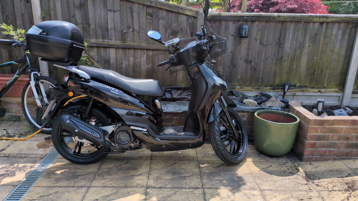SReffs's tweet photo. My friend’s Peugeot Tweet 125 motorbike was stolen from his home in Worthing this morning. Crime number 47260132318. Please share widely and report to the police if seen. My friend is devastated.
#stolen #theft #peugeottweet125 https://t.co/qOicYSoYNy