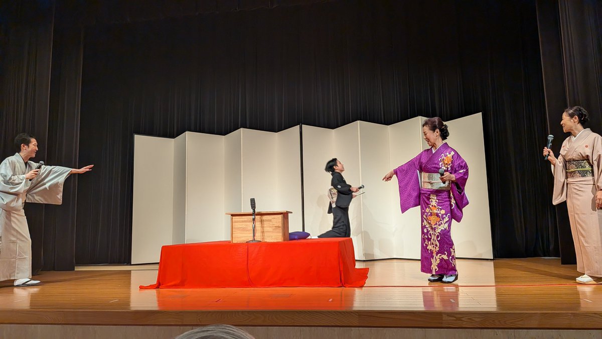 salmonraw's tweet photo. #神田香織一門会 
#神田おりびあ 二ツ目昇進祝いの会
#神田伊織 #神田織音
前座さん時代には窺い知れなかった、おりびあさんのキャラが冒頭から炸裂
（以下個人的な印象）
夢をいっぱい詰めた風船とともに旅立った「風船おじさん事件」は妹弟子の門出を祝う伊織兄さん演出のバルーンセレモニー
織音先生からは安井息軒の講談道にも通ずる「半九」の教え
おりびあさんは「山内一豊　出世の馬揃え」で出世街道行ったるで！
香織先生はおりびあさんの歌と奏楽能力と講談の融合が秘める可能性を祝福するかのような「ビリー・ホリデイ物語」

素敵な一門だなー☺と心あたたまる会でした！