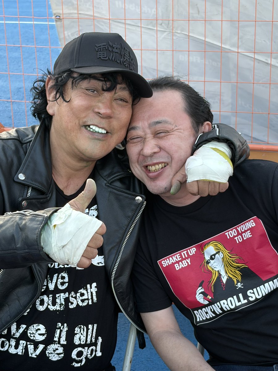 oki012345's tweet photo. ５月の風のビールを飲みながら
先輩をギターでぶん殴ってみました

#電流爆破
#FMWE https://t.co/oHKdYPZijx