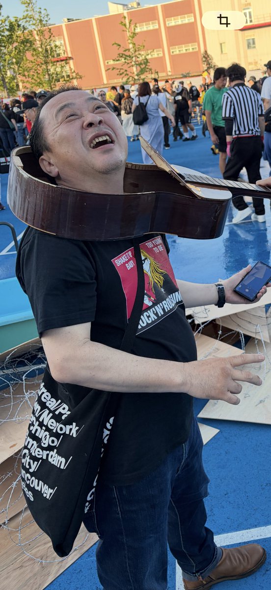 oki012345's tweet photo. ５月の風のビールを飲みながら
先輩をギターでぶん殴ってみました

#電流爆破
#FMWE https://t.co/oHKdYPZijx