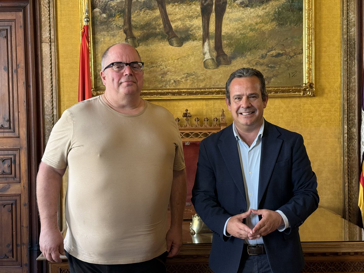 ToniFuster1978's tweet photo. Vaig tenir el plaer de rebre Jaume Ferrer, cònsol a la segona ciutat de Dinamarca, i Salamtou Habadi, de Mauritània.

Una trobada que va servir per estrènyer llaços, compartir experiències i estudiar possibles vies de col·laboració en el futur. https://t.co/nAejwN6ibS