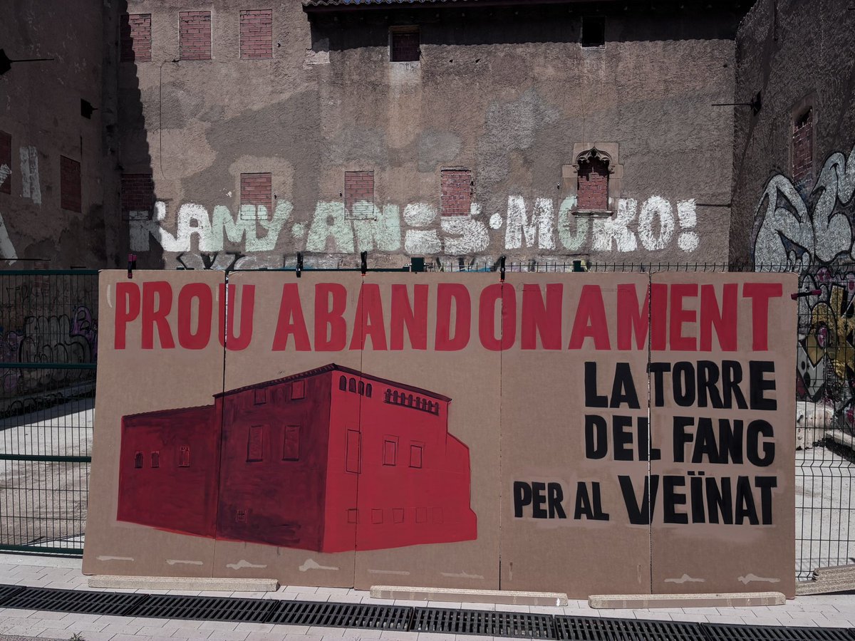 SalvemCAPSgr's tweet photo. Ja hi ha prou d'esborrar la memòria patrimonial esfondrant edificis històrics. La Torre del Fang s'ha de restaurar i utilitzar-la per a ús comunitari dels tres barris limítrofs.
#TorreDelFang https://t.co/pkEbxKCiMY