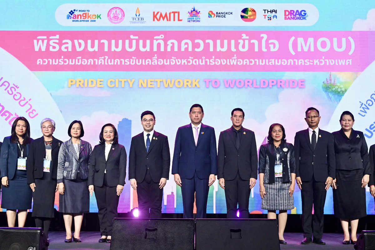 film_anekchai's tweet photo. [ พม. ตอกย้ำความสำเร็จกฎหมายสมรสเท่าเทียม — สนับสนุน Pride City Network เพื่อดันไทยสู่เจ้าภาพ World Pride 2030 🏳️‍🌈✨ ]
.
ฟิล์มได้ติดตามพี่ป๊อป นิกร โสมกลาง @NSoemklang รมว.พม. ร่วมพิธีลงนามบันทึกความเข้าใจ (MOU) ความร่วมมือภาคีในการขับเคลื่อนจังหวัดนําร่องเพื่อความเสมอภาคระหว่างเพศ (Pride City Network) จำนวน 58 จังหวัด ร่วมกับ Bangkok Pride @bangkokpride_ เพื่อการเตรียมความพร้อมและสนับสนุนการเสนอตัวเป็นเจ้าภาพระดับโลก World Pride 2030 ของประเทศไทย
.
การลงนามครั้งนี้เป็นการจับมือทุกภาคส่วนเพื่อสร้าง "เมืองต้นแบบ" ที่ปลอดภัยและโอบรับความหลากหลายอย่างยั่งยืน ภายใต้พันธกิจสำคัญ ทั้งการปรับปรุงกฎระเบียบ การจัดสวัสดิการ และการยกระดับพื้นที่สู่มาตรฐานสากล
.
ในงานวันนี้ ฟิล์มได้ร่วมงานเสวนาเพื่อยืนยันถึงความมุ่งมั่นของกระทรวง พม. ในการร่วมเตรียมความพร้อมด้านโครงสร้างพื้นฐานและนโยบาย เพื่อสนับสนุนให้ประเทศไทยก้าวสู่การเป็นเจ้าภาพจัดงานระดับโลก World Pride 2030 ครับ 🌍🏆
.
Pride Month เป็นสัญลักษณ์ของการเฉลิมฉลองของความหลากหลายทางเพศ และยังเป็นการยืนยันถึง "ศักดิ์ศรีความเป็นมนุษย์" ที่ทุกคนต้องได้รับอย่างเท่าเทียม กระทรวง พม. พร้อมเดินหน้าทำงานร่วมกับทุกภาคส่วน เพื่อสร้างสังคมที่ทุกคนสามารถใช้ชีวิตได้อย่างภาคภูมิใจครับ
.
เตรียมตัวให้พร้อม แล้วเจอกันวันที่ 31 พฤษภาคม นี้ที่ Bangkok Pride Parade 2026 นะครับ! 🏳️‍⚧️🌈🤍

#กระทรวงการพัฒนาสังคมและความมั่นคงของมนุษย์ #พม #PrideMonth #WorldPride2030 #PrideCityNetwork