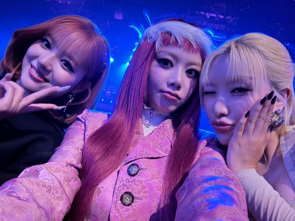 galleryXG's tweet photo. #HINATA with juria &amp; maya https://t.co/jVdB8c3qcK