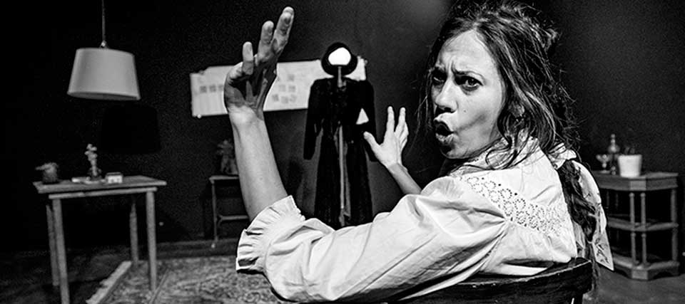 VTeatral's tweet photo. "Miss cosas y yo" que buen rato pasamos ayer en @teatrobarrio con #DianaPla. Un espectáculo divertido, ingenioso, corrosivo, mordaz. Vayan a verlo, aún están a tiempo. Funciones hoy y mañana. https://t.co/qGyfqwGUFO