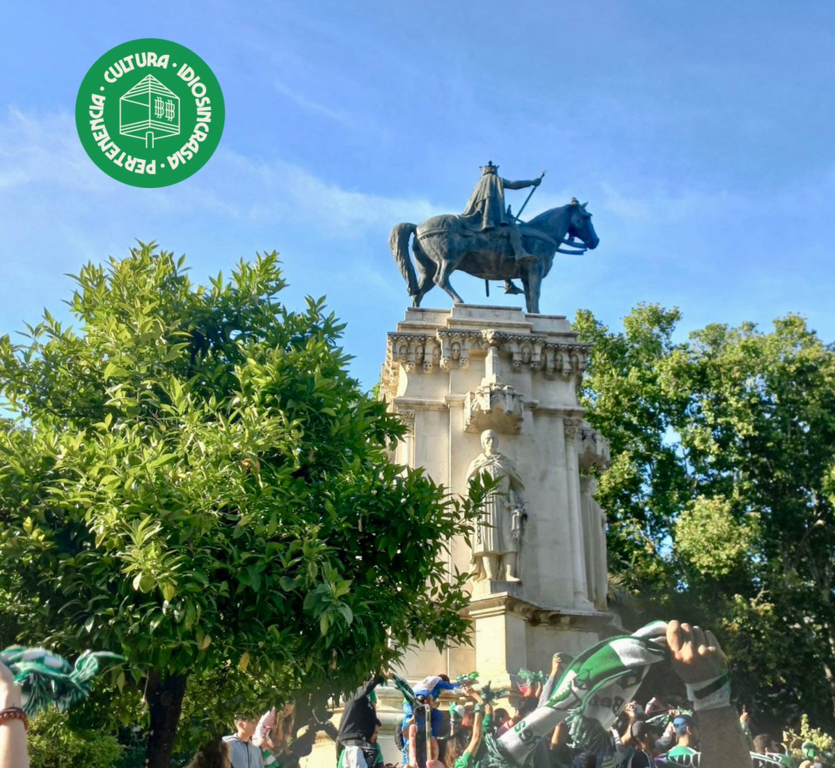 BetisBohemio's tweet photo. Feliz día de San Fernando, feliz día del patrón de la capital del mundo a todos los que sueñan con otra primavera celebrando en Plaza Nueva. 💚 https://t.co/NEsoiTtoqx