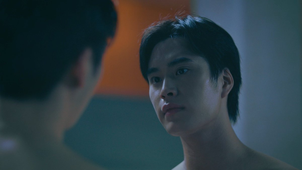 GMMTV's tweet photo. การเข้ามาของเด็กใหม่ที่อาจจะไม่ได้รับการต้อนรับจากทุกคนเท่าไหร่ แต่ไม่เป็นไรนะ บาร์ธจะผ่านมันไปได้แน่นอน
#TicketToHeavenEP1
@gemini_ti @tawattannn @aliazhl @punpnsm https://t.co/Klh5fXHUDp