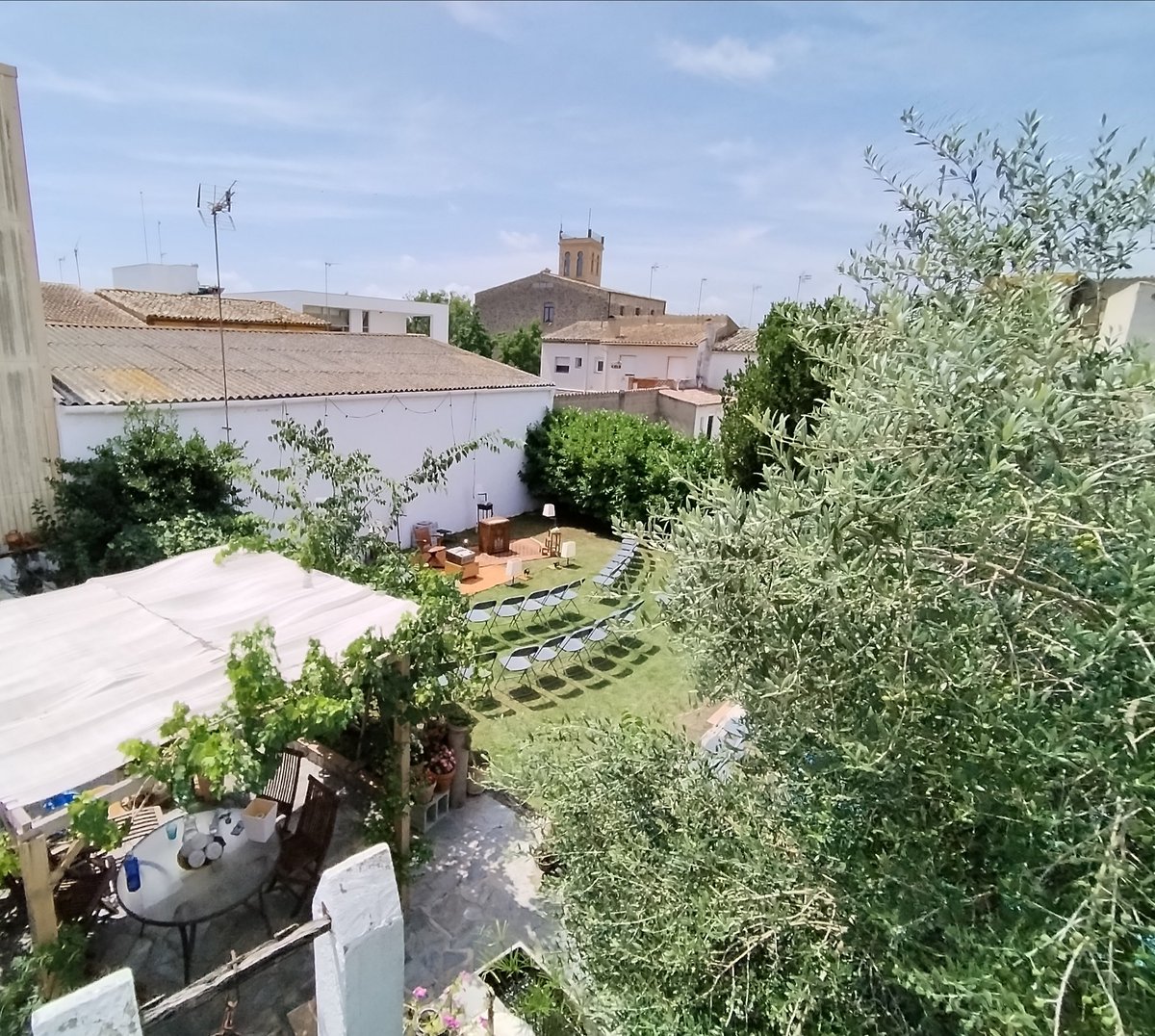 MPeraferrer's tweet photo. "Si els teatres no et contracten,construeix tu el teu propi escenari."
(Confuncio Peraferrer).😉😘 Torna aquest juliol el teatre al meu jardí de Vidreres i per als meus amics i amigues!
Aquesta vegada toca:
VAN GOGH!
Teatre sota els estels! 
Anirem informant!
#teatreautogestionat https://t.co/DAfMydKLm7
