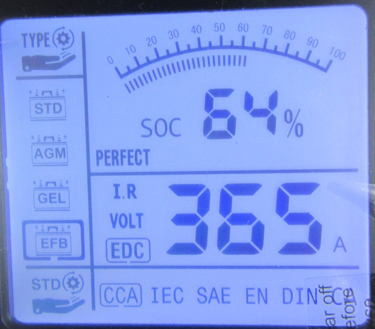 JI8FVB's tweet photo. 先日突然死したバッテリー。
誰かのせいにしないで普段から自分で詳細チェックくらいしておけと多方面からお叱りを受けたのでチェッカー引っ張り出してやりました。
まあ目安だから精密な診断機がある整備屋様に頼ってたというのもあるんですが。
で、充電不足だけどそんなに酷い状態でもないような？ https://t.co/AyHgb6yZfD