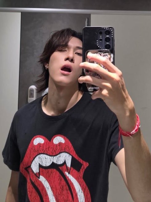 jiravvats's tweet photo. sudahi ributnya, noh mereka nya aja malah couple an baju 😹🫵🏻©️shuangsilent https://t.co/08NsQJifrJ