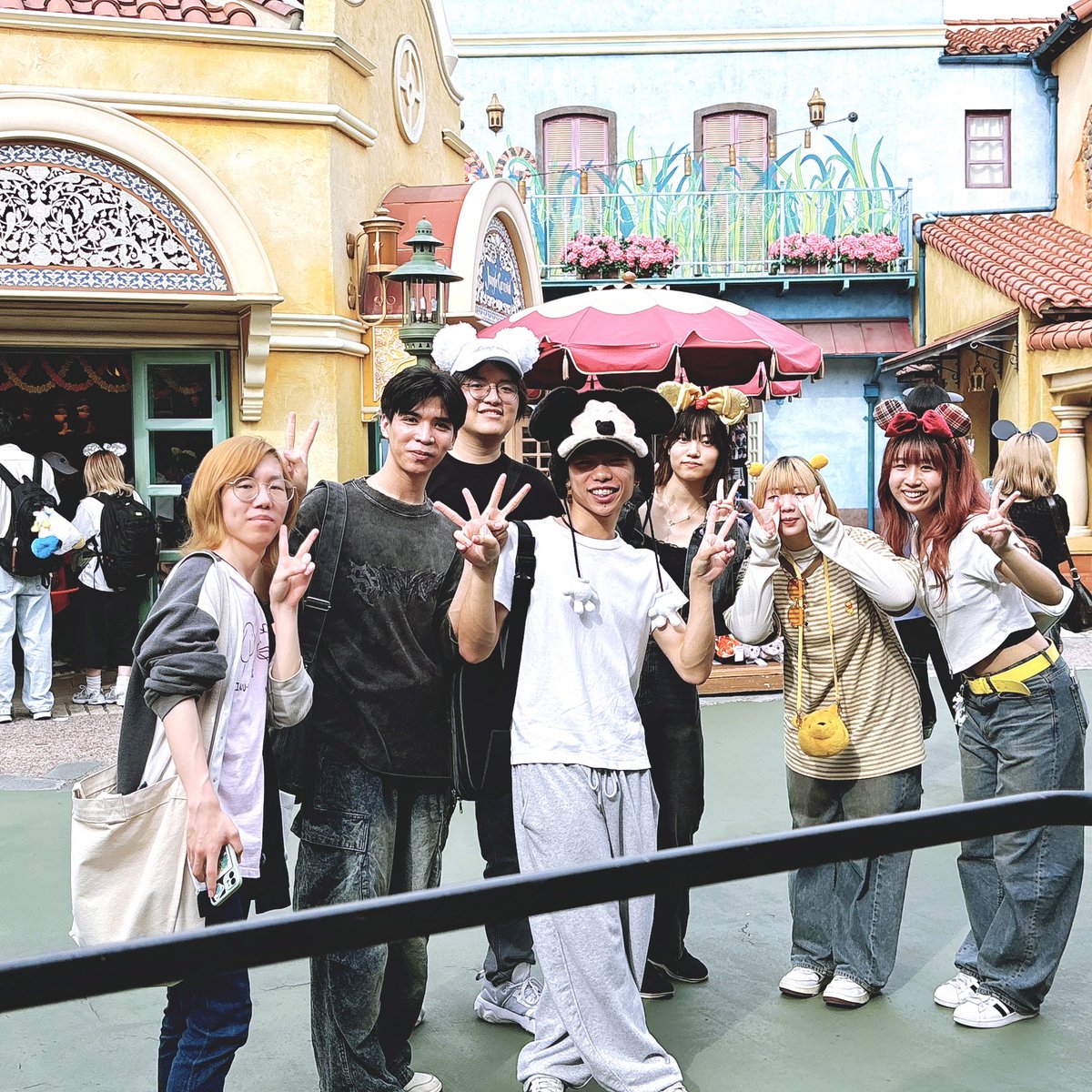 TDG_Graphic's tweet photo. こんにちはｯ🎠グラ科です〜🐁
一年生の研修旅行として今年もディズニーランドに行ってきましたよ〜🌈‼️🐭
楽しかったと同時に疲れたと思うので！
ひとまずみんなお疲れ‼️‼️‼️🌈

#グラフィックデザイン #東京デザイナーアカデミー #東デ #ディズニーランド #ディズニー #研修旅行 #専門学校 https://t.co/SnVaHCYQDr