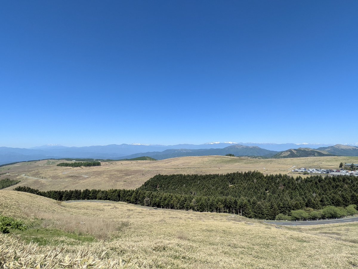 kerela9ma's tweet photo. ランチしに霧ヶ峰をちょっと山歩。快晴の車山は360°展望✨️風が強かったけど歩くには爽やかで気持ち良かった。満開のズミを見ながら頂いたヒュッテみさやまのカレー🍛とても美味しかったです😋 https://t.co/RLUh8pLDnI