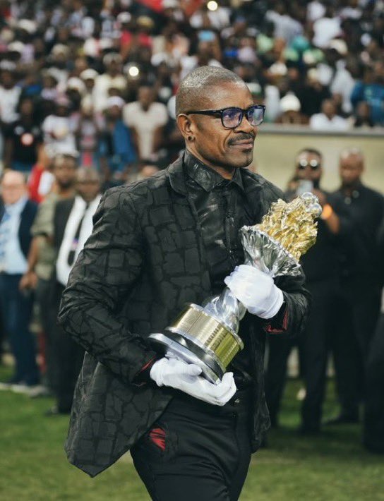 DineoManamela1's tweet photo. This day last week, we ended our league trophy drought🥺🥺❤️. https://t.co/siXd53c7qm