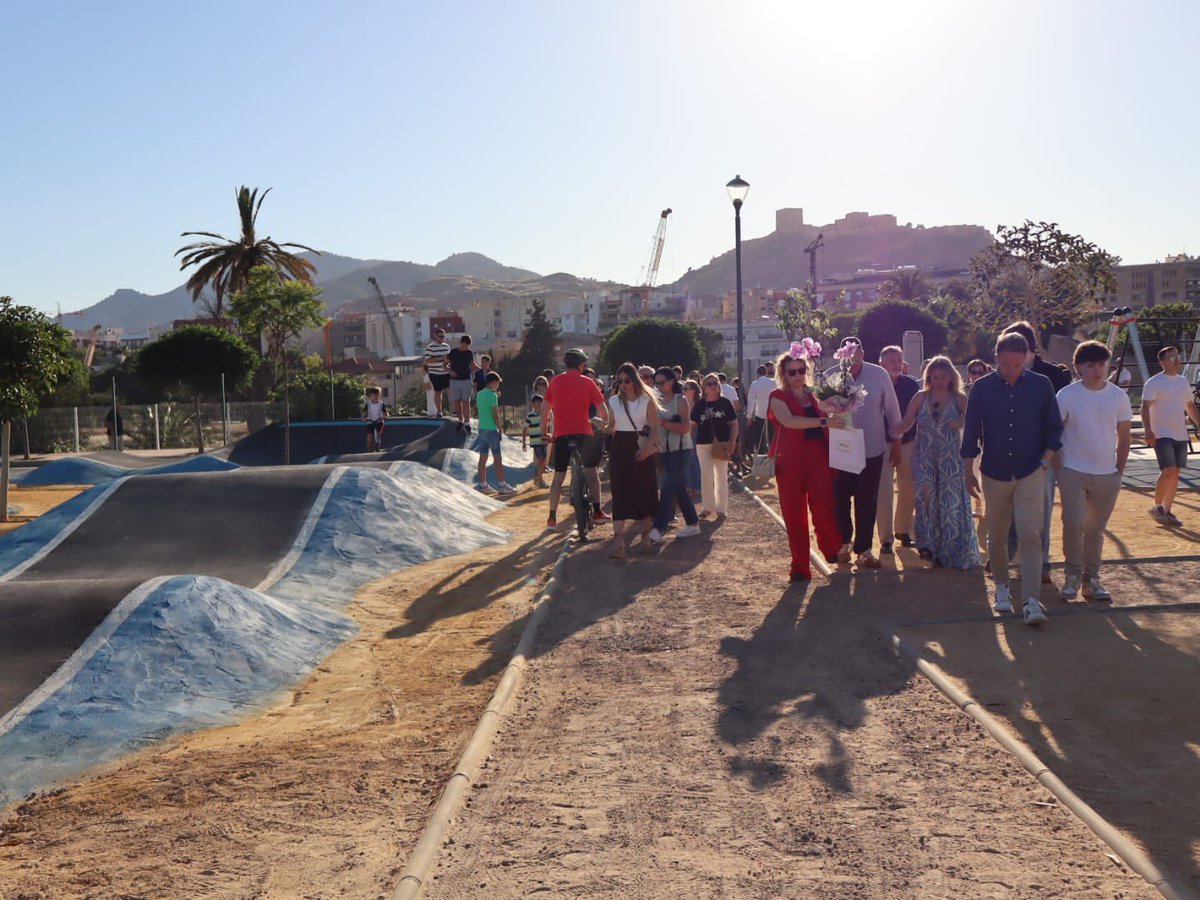 PPLorca's tweet photo. 🔵 Lorca rinde homenaje a Juan José Miñarro Peñas dando su nombre al Centro de Deportes Urbanos de Santa Clara, una de sus últimas obras profesionales.

Arquitecto, deportista y vecino ejemplar, dejó una huella imborrable en nuestra ciudad por su compromiso y esfuerzo. https://t.co/mx9rLWtLM9