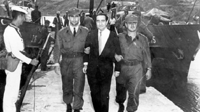 hfkinay's tweet photo. Adnan Menderes söz konusu olduğunda biz Kütahyalıların da söyleyecek birkaç sözü vardır.

Merhum Adnan Menderes, DP’nin girdiği ilk genel seçim olan 1946 seçimlerinde memleketi Aydın’dan aday olmuşsa da burada seçilememiş; ancak Kütahya’dan milletvekili seçilmiştir. Bu durum, onun siyasi yaşamında Kütahya’yı müstesna bir yere taşımıştır.

Her vesileyle Kütahya’ya gelmiş, ilçeleri dâhil olmak üzere şehrin hemen her köşesini ziyaret etmiştir. Kütahya, onun için siyaseten doğduğu yerdir.

Ne yazık ki 27 Mayıs 1960 Darbesi sonrasında yine çok sevdiği Kütahya’ya gelmiş ve siyasi mücadelesini başlattığı bu şehirde tutuklanmıştır.

Kütahya ise Adnan Menderes’in temsil ettiği siyasi geleneğe bağlı kalmış; bu tutumunu da 2002 sonrasındaki tüm seçimlerde AK Parti’ye ve Cumhurbaşkanımız Sayın Recep Tayyip Erdoğan’a destek vererek sürdürmüştür.

Merhum Süleyman Demirel’in ifadesiyle Kütahya, “demokrasi güneşinin doğduğu yer”dir.

Kütahya, kadim bir Osmanlı şehri olmasının yanı sıra, Cumhuriyet sonrası Türkiye’nin siyasal kimliğinin inşasında da önemli roller üstlenmiş illerimizden biridir. Nitekim Necip Fazıl’ın Büyük Doğu hareketinin ikinci şubesinin açıldığı şehirlerden biri olmuş, Refah Partisi için ise Ege’deki ilk fetih kapısı olarak anılmıştır.

Ancak ne yazık ki bu siyasi miras ve gelenek bugün aynı şekilde korunamamaktadır. Bir şeyler ters gitmiş, Kütahya’da yerel yönetim CHP’ye geçmiştir.

Aydın’ın yaptığı transferle Ege’de yeni bir toparlanma ve yeniden yükseliş sürecinin başlayacağını ümit ediyoruz.

Aşağıda, bir tarih hocamızın derlediği bilgileri bulabilirsiniz.

Dumlupınar Üniversitesi Fen-Edebiyat Fakültesi Tarih Bölümü Öğretim Üyesi Prof. Dr. Esra Sarıkoyuncu Değerli, AA muhabirine yaptığı açıklamada, Menderes’in aradan geçen yıllara rağmen Türk siyasetinin unutulmayan önemli isimlerinden biri olduğunu vurguladı.

Türkiye’de çok partili hayata geçilmesinin ardından Adnan Menderes’in arkadaşlarıyla birlikte 7 Ocak 1946 tarihinde Demokrat Parti’yi kurduğunu hatırlatan Değerli, şu bilgileri verdi:

“21 Temmuz 1946 seçimleri gündeme geldiğinde, o dönemde yürürlükte bulunan seçim kanunu birden fazla ilden aday olmaya izin veriyordu. Bu nedenle Adnan Menderes hem memleketi Aydın’dan hem de Manisa ve Kütahya’dan milletvekili adayı olmuştur. Merhum Menderes, memleketi Aydın’da seçimleri kazanamamış; ancak Kütahya’da milletvekili seçilmiştir. Böylece Adnan Menderes, 1946-1950 döneminde TBMM’de Kütahya milletvekili olarak görev yapmıştır.

Bu nedenle Adnan Menderes’in Kütahya’ya ayrı bir sevgisi ve ilgisi vardır. Kendisi, yaptığı konuşmalarda Kütahya’ya çok şey borçlu olduğunu sık sık ifade etmiştir.”