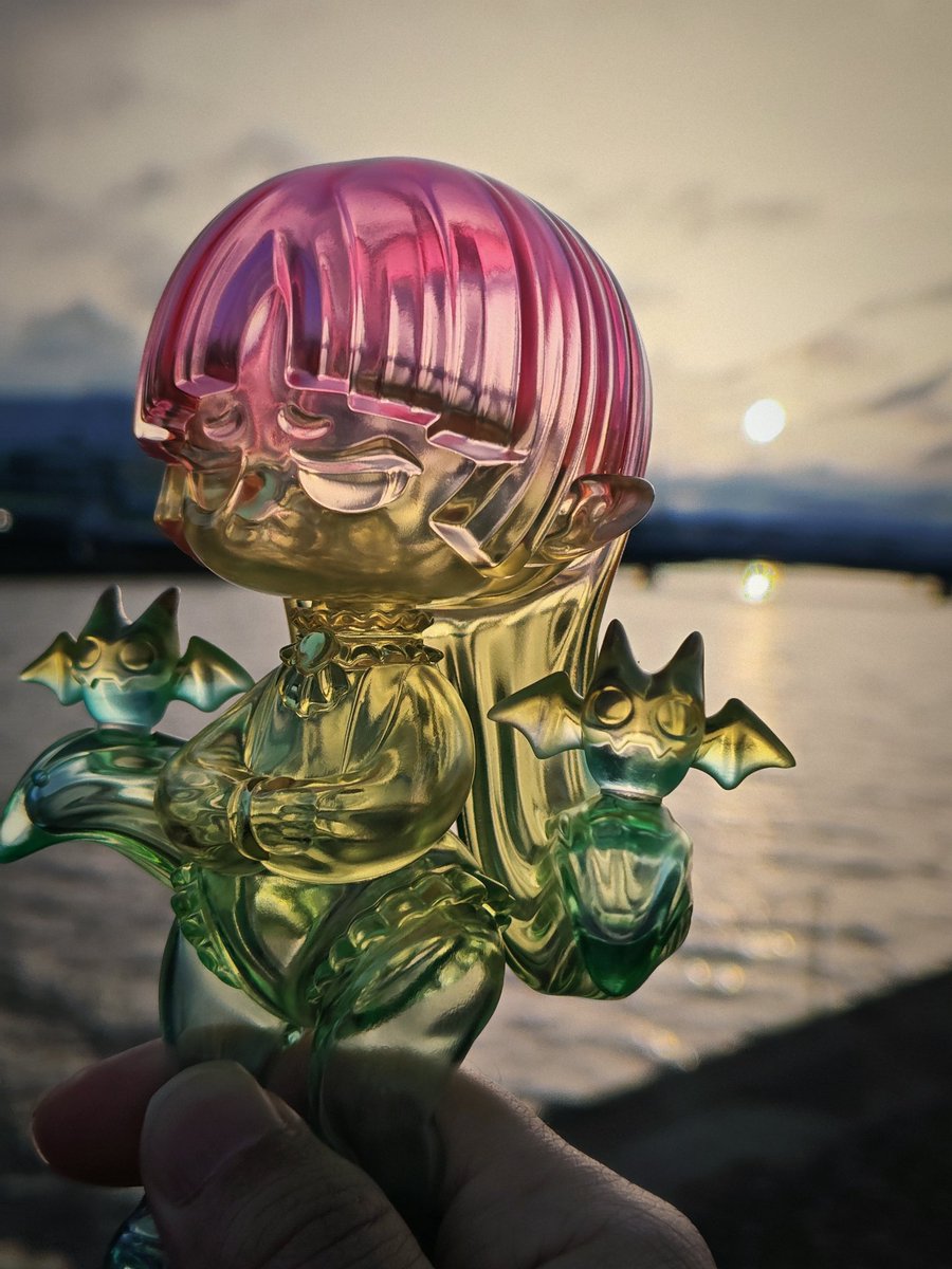 64meganeOO's tweet photo. お散歩に連れてきたけどやはりクリアボディと美しい塗装が夕日に映えますね
#ソフビ
#splendidtoys https://t.co/8F2ImqwO4W
