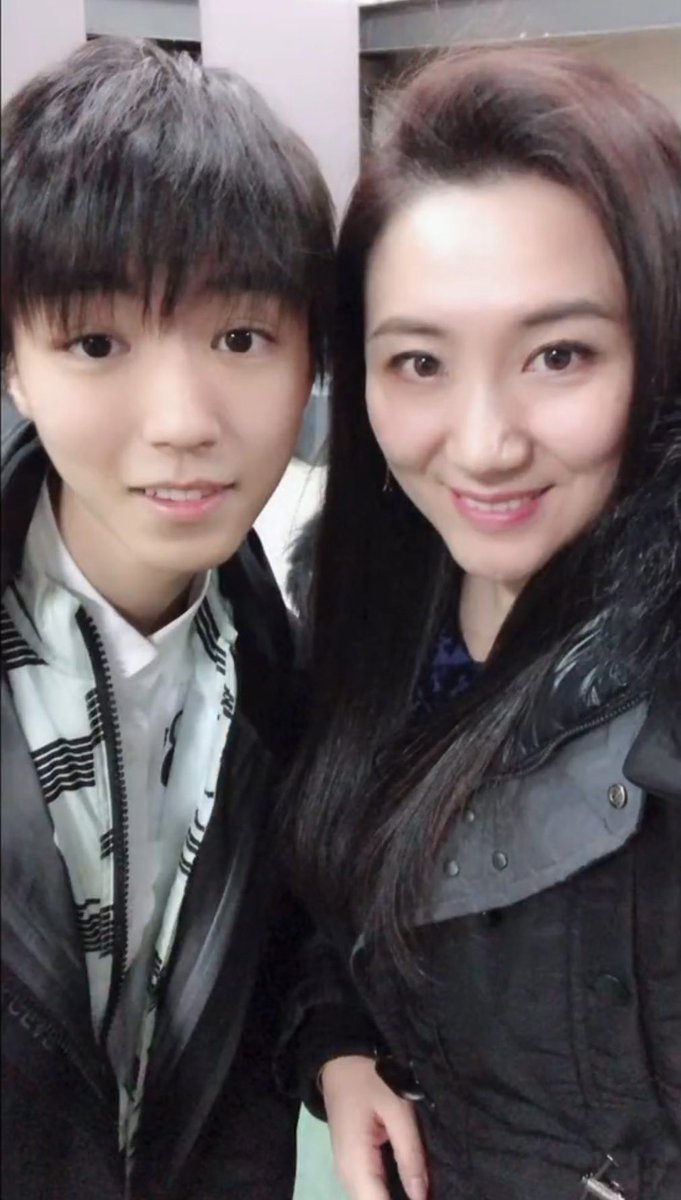 y_lukim1398's tweet photo. เหล่าซือมาลงรูปเฉียงแล้ว เด็กชั้น18เรียนเป่ยเตี้ยน4คน เรียนกับเหล่าซือคนนี้ไปแล้ว3คน🎓👍🏻 https://t.co/8gKwdk4BOL