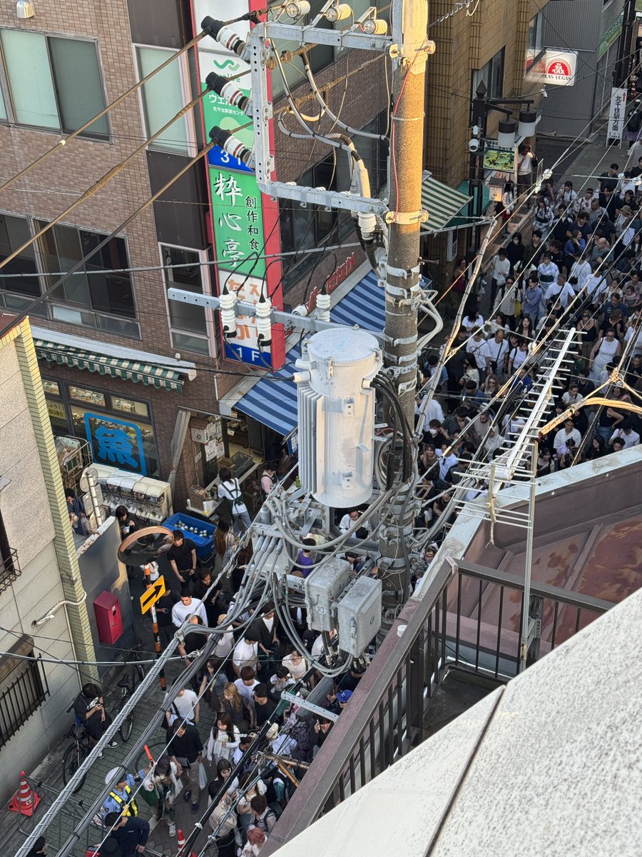 junk_2022's tweet photo. 宿場町通りのミニストップ辺りで、会場に向かう側への交通規制かかってるので気をつけてください。
めちゃくちゃ混雑してます。

#花火大会 #足立の花火 #足立の花火大会 https://t.co/3TG7jkcoPh