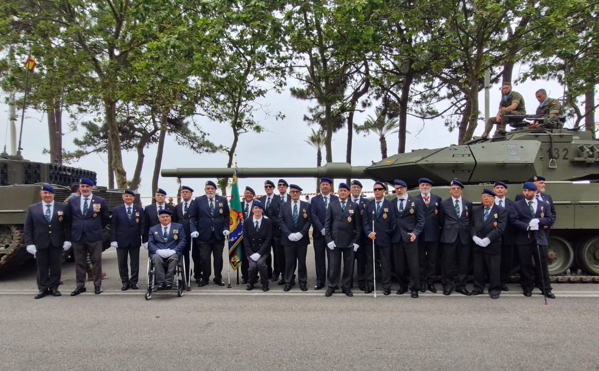 ACIME_'s tweet photo. La comitiva de ACIME ya está preparada para el desfile terrestre del Día de las #FuerzasArmadas, que recorrerá la avenida Samil de #Vigo.
Puedes seguirlo en directo desde las 11.45 en @La1_tve  de @rtve y, también, desde este enlace de Youtube:
📺https://t.co/BAz2Bs8Lgy
#DIFAS26 https://t.co/bAtDkCQez3