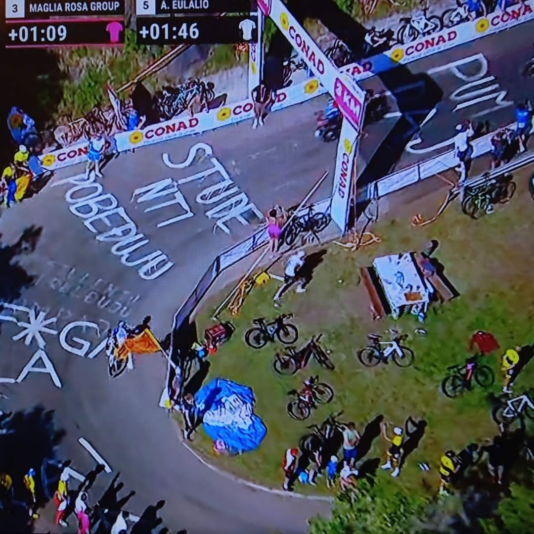KPromeni's tweet photo. Još jedna pobeda svuda u svetu!

"Studenti pobeđuju" i "Pumpaj" - poruke i sa jedne od najpoznatijih biciklističkih trka na svetu, Giro d'itialia 🚴🏽‍♂️🇮🇹

Foto: Eurosport, Girod'italia, x nalog: BlokadaFon https://t.co/xuCvAaPwuQ