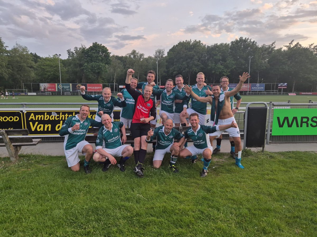 uvv40's tweet photo. UVV’40 35+ en zondag 2 zijn kampioen geworden. 

Gefeliciteerd met deze geweldige prestatie.
Hup UVV! 🟢⚪️ https://t.co/ng2NN5sujA