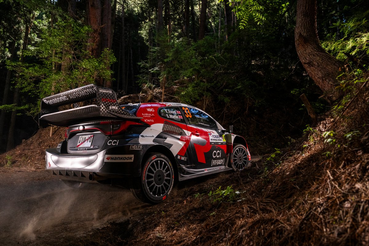 RallysupportNL's tweet photo. Saturday complete at Rally Japan, with Evans leading Ogier by 17.8s! 🇯🇵

⏱️ O/A after SS14:
1. Evans
2. Ogier +17.8
3. Pajari +44.4
4. Katsuta +1:11
5. Fourmaux +2:05
6. Neuville +2:17
7. Paddon +3:41
8. Armstrong +4:33

#WRC #RallyJapan 📷 Red Bull Content Pool https://t.co/vCmNhJinBX