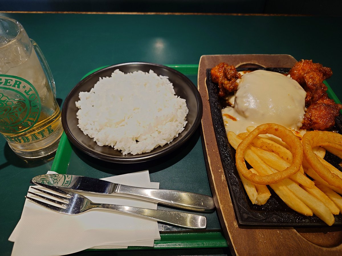 saicocom's tweet photo. 函館名物ラッキーピエロにてチャイニーズチキンハンバーグとかいう、バーガー以外のがっつり系頼んでみた。おすすめです。 https://t.co/jxHEaOMi8W