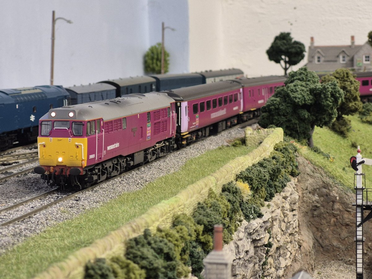 FirstGW_00's tweet photo. Running session yesterday with some new arrivals. 
@Themodelcentre Class 31 and mk2s in Wessex Trains, Heljan Class 58011 renumbered from 012 and EWS 37425 fresh from Canton! https://t.co/tqeSwOFxrY