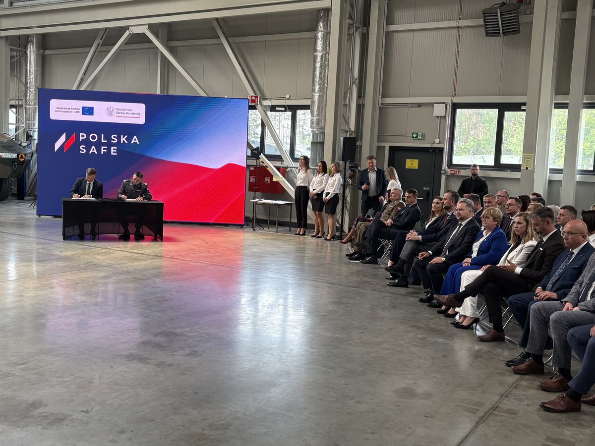 MON_GOV_PL's tweet photo. Rekordowe umowy z funduszy #SAFE podpisane w Hucie Stalowa Wola! 

W Hucie Stalowa Wola przed chwilą podpisane zostały umowy dotyczące dostaw: 

− Bojowych Wozów Piechoty #Borsuk
− wozów towarzyszących dla wyrzutni #Homar-K
− wozów towarzyszących dla haubic K9  
− dodatkowych zautomatyzowanych Pojazdów Minowania Narzutowego #BAOBAB 
− modułów ogniowych 120 milimetrowych moździerzy #RAK 
− 155 milimetrowych dywizjonowych modułów ogniowych  REGINA 
− wozów dowodzenia na platformie 4x4

Podpisane zostały także aneksy: 
− dotyczące refinansowania umów na dostawy KTO #Rosomak i KTO #Rosomak w wersji Lz systemem wieżowym ZSSW-30 i ppk Spike
- do umowy wykonawczej z 2023 r, na dostawę wozów towarzyszących dla haubic K9