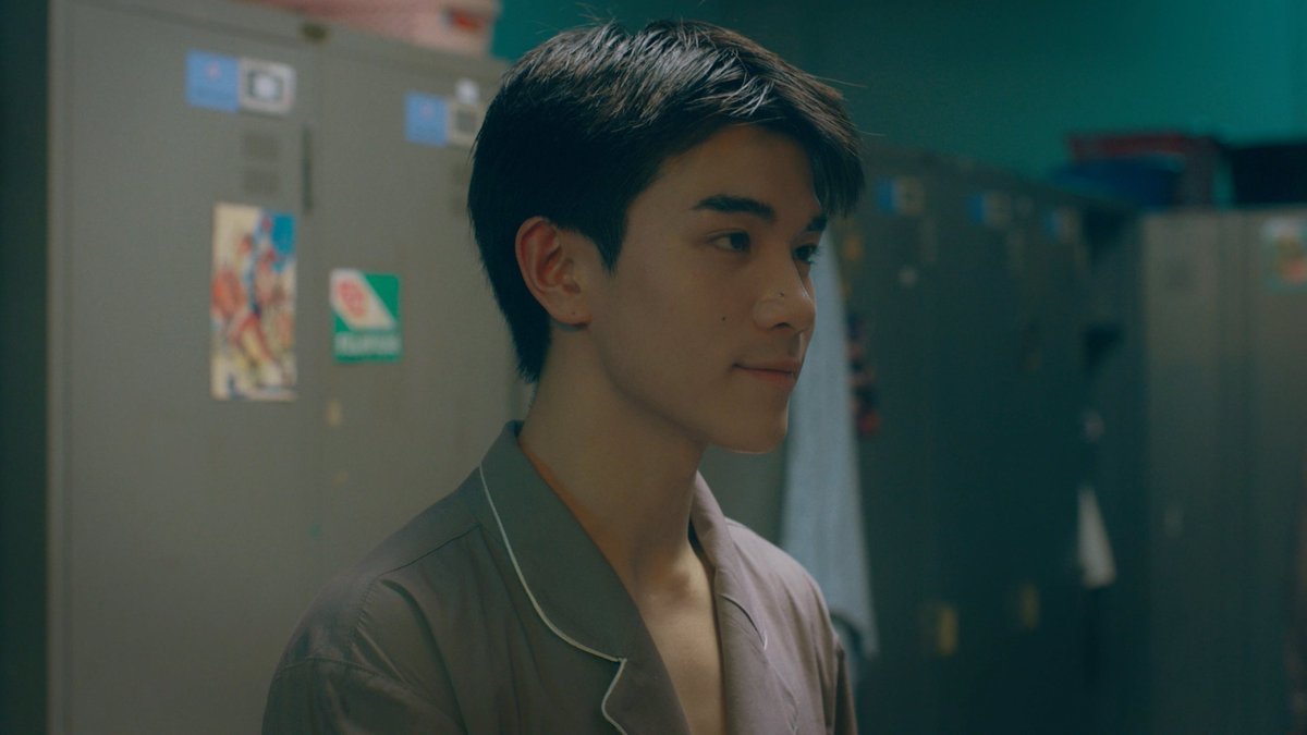 GMMTV's tweet photo. ในสายตาแทนรักคือมีแต่ความใจดีและเข้าอกเข้าใจอยู่ตลอดเลยนี่นา 🫳🏻 การเป็นเด็กใหม่ของบาร์ธจะมีแทนรักคอยช่วยดูแลเองนะ
#TicketToHeavenEP1
@gemini_ti @tawattannn https://t.co/4bBLorMtnl