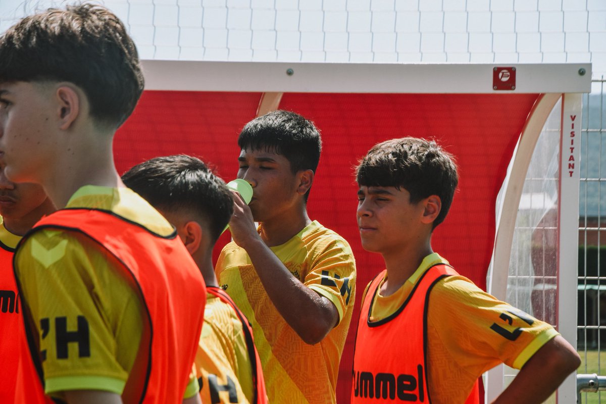 CELHFutbolBase's tweet photo. 20' | ⏸️Pausa d’hidratació!

💦A refrescar-nos i seguim, nois!💪

@GFCAcademia 1-0 @CELHospitalet 

#GironaHospi #CopaCat
#SomhiHospi #SomFutur https://t.co/ca5St46ET7