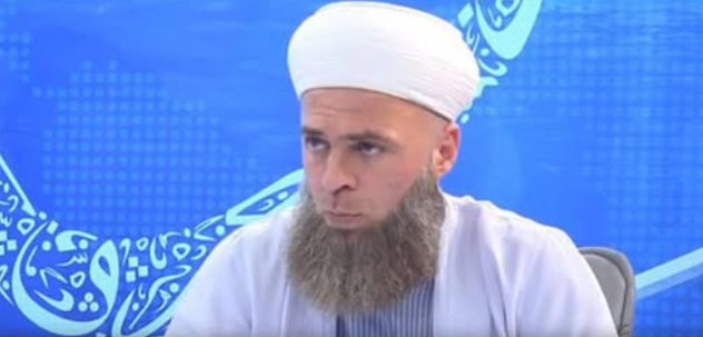 Global_Folder's tweet photo. A Turkish religious commentator, Murat Bayaral, argued that men should grow beards because clean-shaven men with long hair could supposedly be mistaken for women from a distance https://t.co/8Uh4ia1YTz